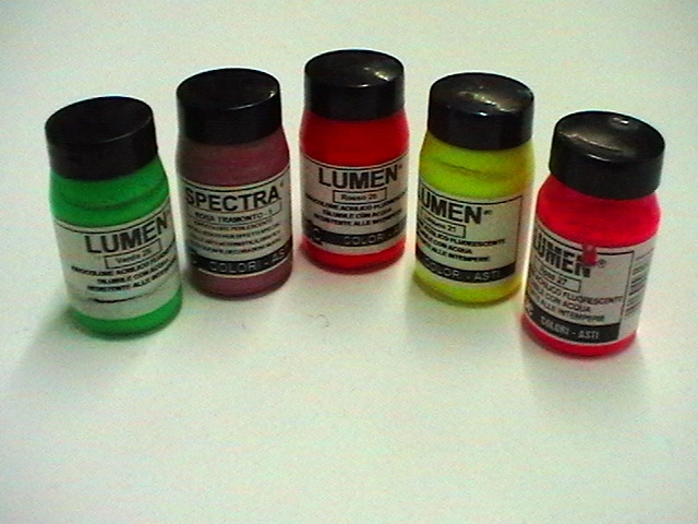 clicca qui per rientrare su Colore Luminescenti per Stoffa, Legno, Muro, Metal da 45 ml.