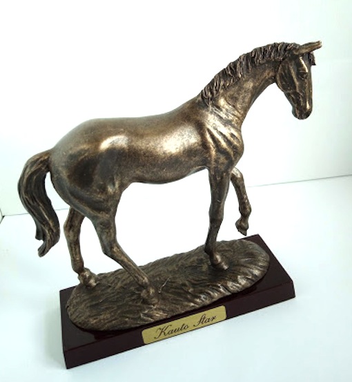 clicca qui per rientrare su CAVALLO IN BRONZO RESINOSO SU PIEDISTALLO IN LEGNO cm.20