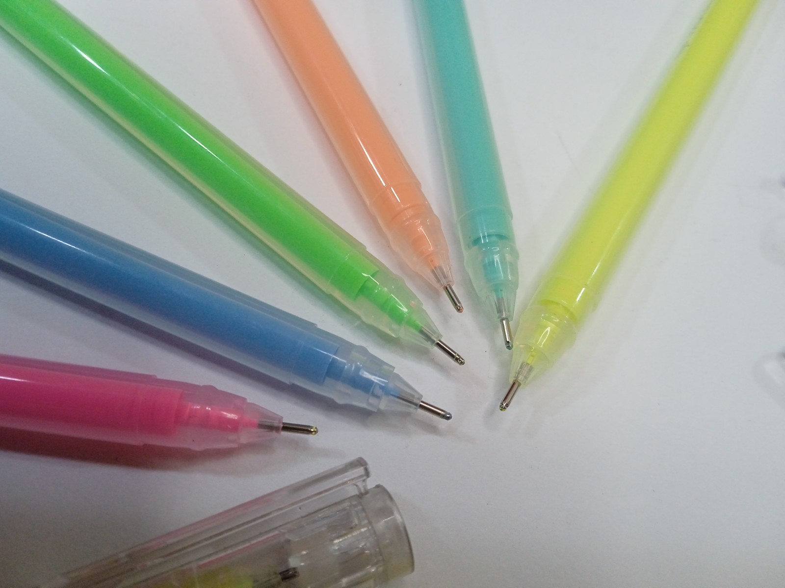 clicca qui per rientrare su Kit 7 Penne Gel Pastel TrattoFine Uso: Penna o Evidenziatore